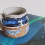 ceramika handmade inspirowana naturą | nordic inspired handmade ceramics | ręcznie robiona ceramika artystyczna | handmade ceramics inspired by the sea | ceramika inspirowana nordyckim wybrzeżem | nordic coastal ceramics | ceramika inspirowana oceanem | ceramics inspired by northern landscapes | unikatowa ceramika handmade | slow design handmade ceramics | ceramika z naturalną fakturą | textured handmade ceramics | ceramika użytkowa handmade | functional handmade ceramics | ceramika inspirowana lofotami | nordic sea inspired ceramics | nowa kolekcja ceramiki handmade | artisanal ceramic collection | ceramika z duszą | ceramics made slowly by hand